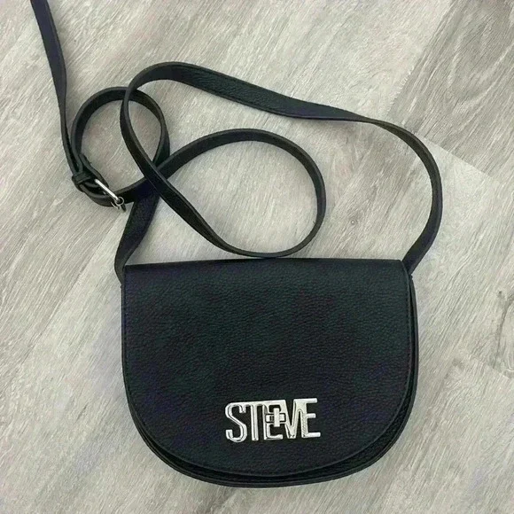 STEVE MADDEN- Turnlock Black Crossbody - Picture 1 of 8